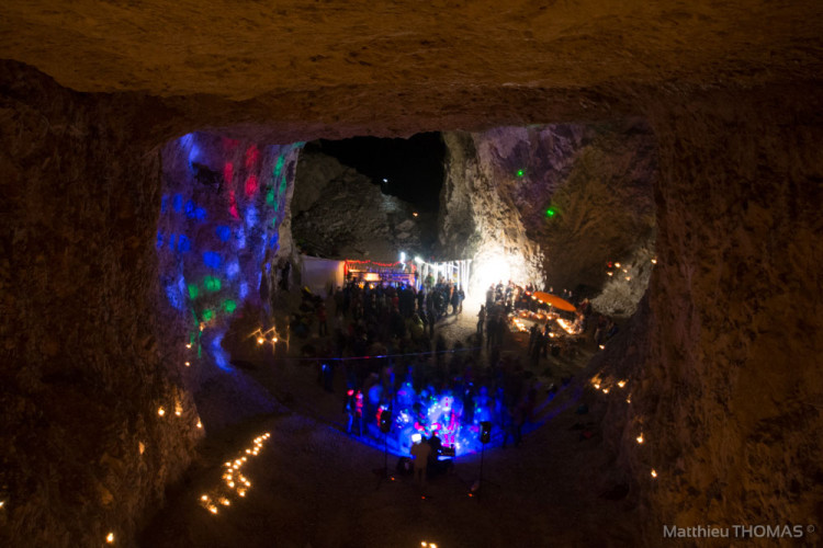Anniversaire d’un spéléologue dans une grotte / Crédit Photo : Matthieu Thomas