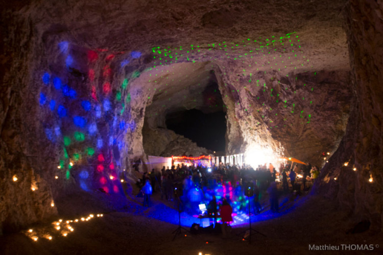 Anniversaire d’un spéléologue dans une grotte / Crédit Photo : Matthieu Thomas